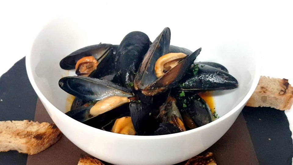 Sauté di cozze con crostoni di pane