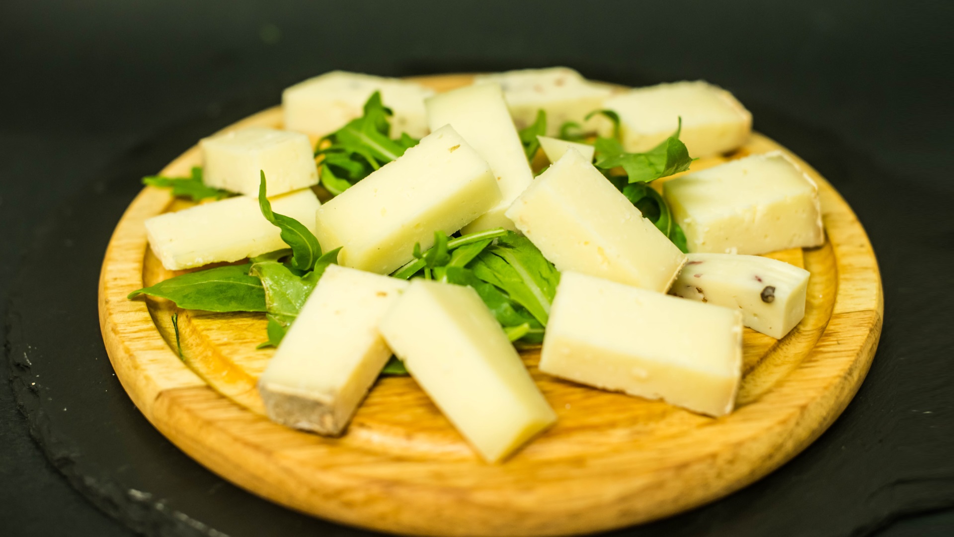 Tagliere di formaggi misti con focaccia calda 