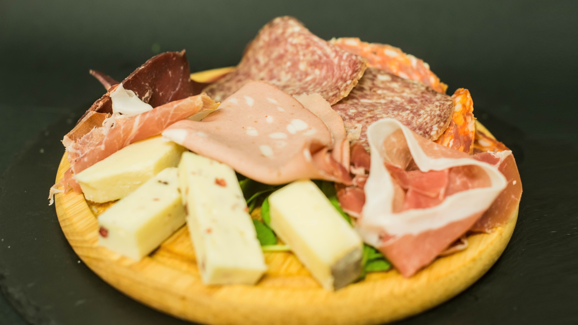 Tagliere misto salumi e formaggi con focaccia calda