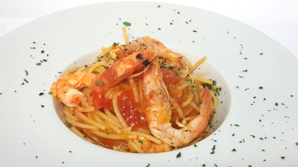 Spaghetti al pomodoro pachino e gamberi 