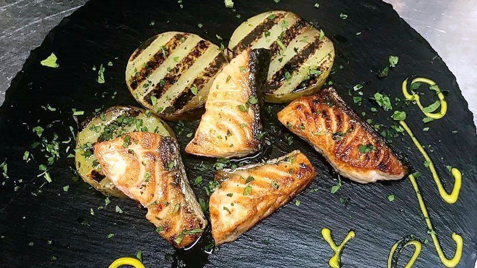 Salmone scottato alla griglia 