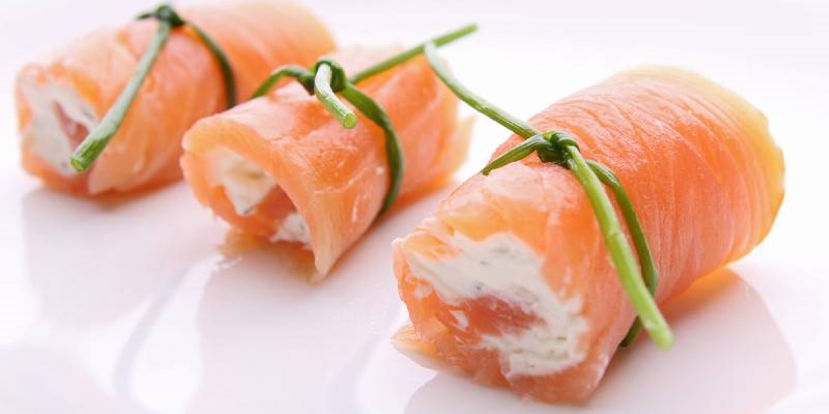 Petali di Salmone affumicato con quenelle di caprino e miele di acacia serviti con pane tostato