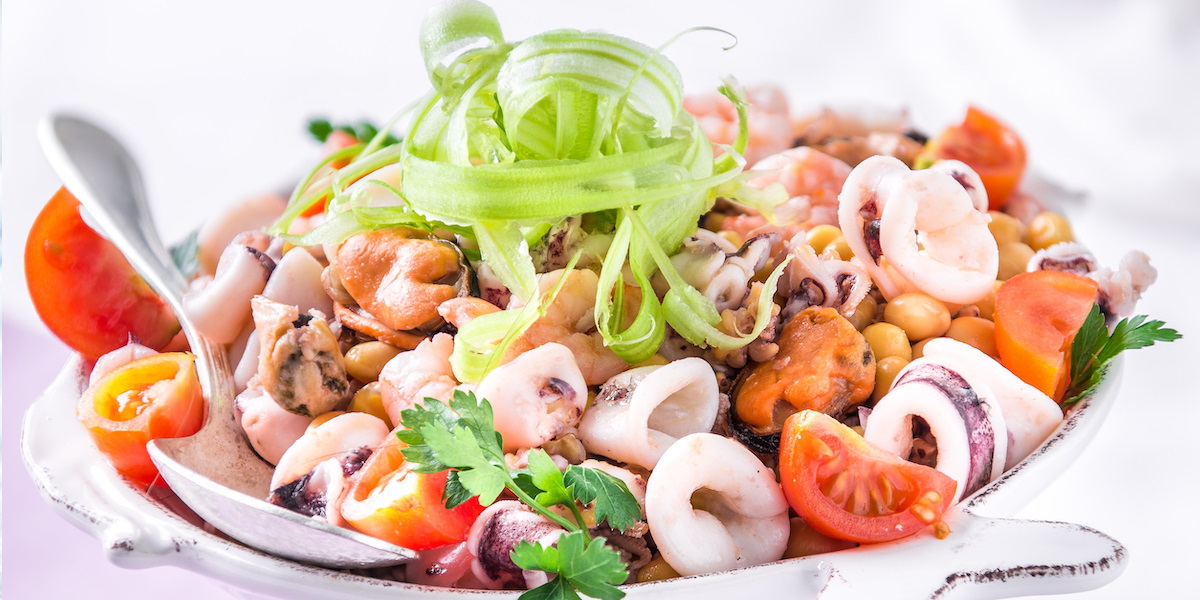 Insalatina mista al bicchiere con croccante e maionese aromatizzata 