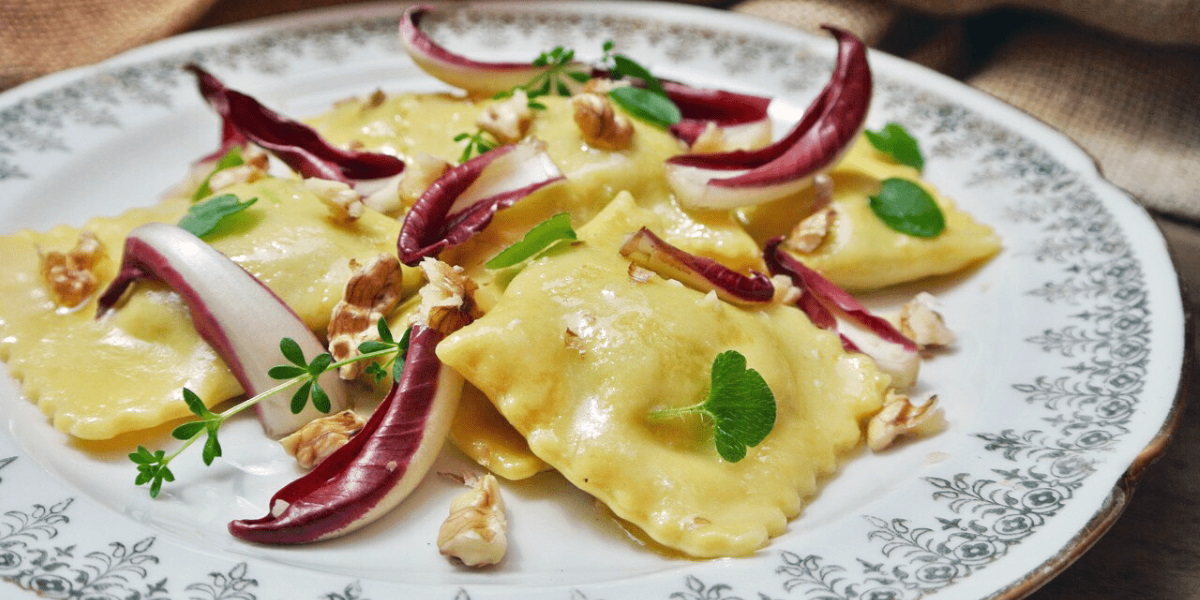 Ravioli ripieni di ricotta e spinaci al burro di nocciola e noci 