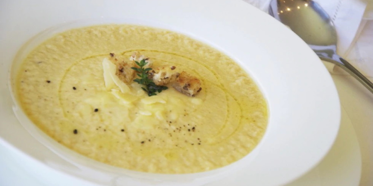 Crema di pollo con mandorle e crostini di pane