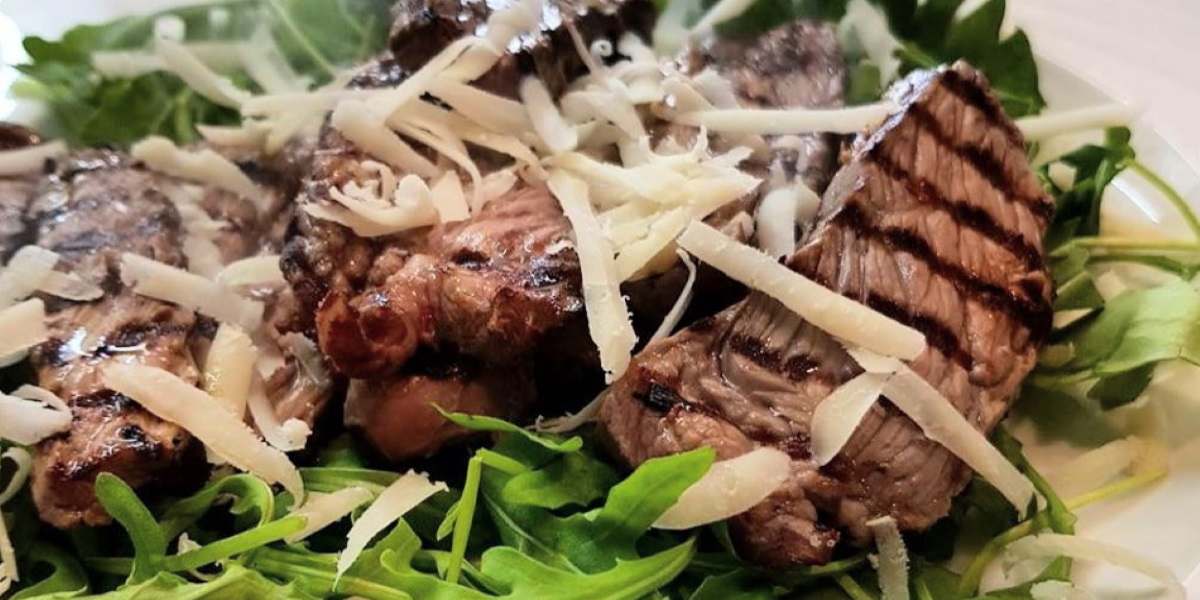 Tagliata di manzo alla griglia con rucola e scaglie di parmigiano 